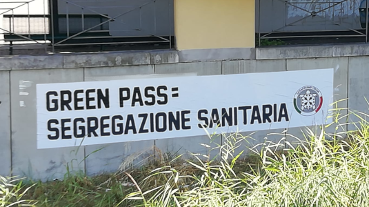 Green Pass, striscioni di CasaPound in tutta Italia: “scelta folle, è segregazione sanitaria”