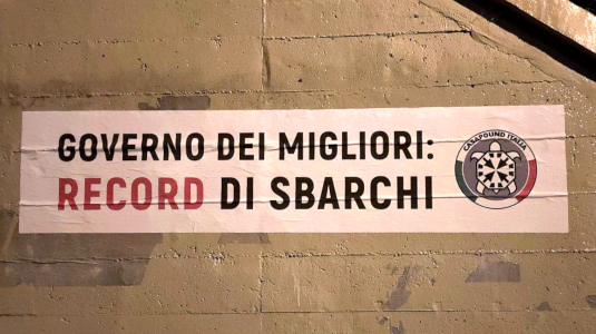 Striscione contro il “GOVERNO DEI MIGLIORI”.