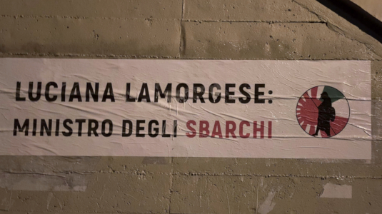 Striscione contro il Ministro dell’Interno Luciana Lamorgese